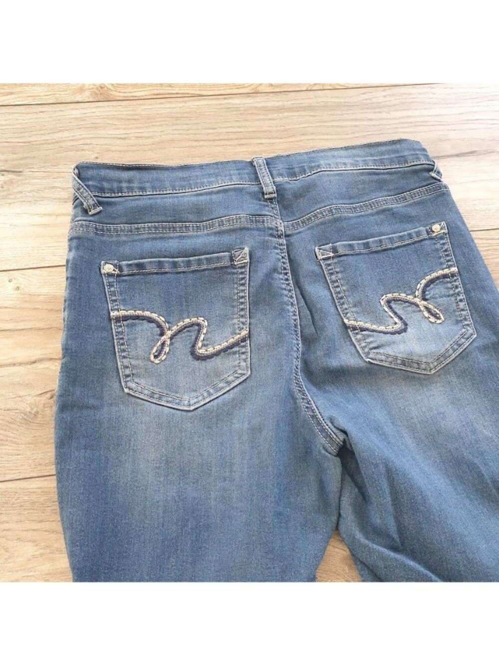 Wallflower Womens Irresistible High Rise Cuffed Denim Bermuda Shorts Size 11 - Picture 9 of 9